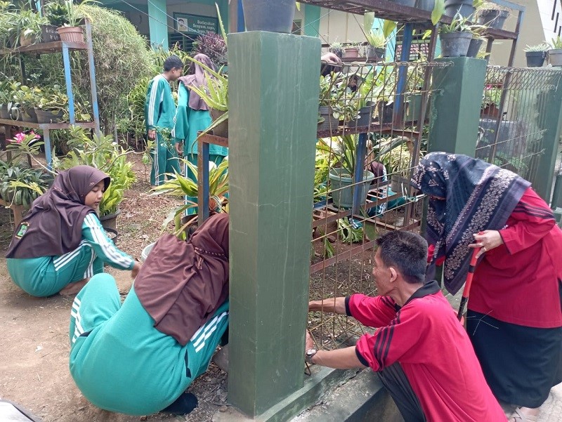 kegiatan jumat bersih bersama