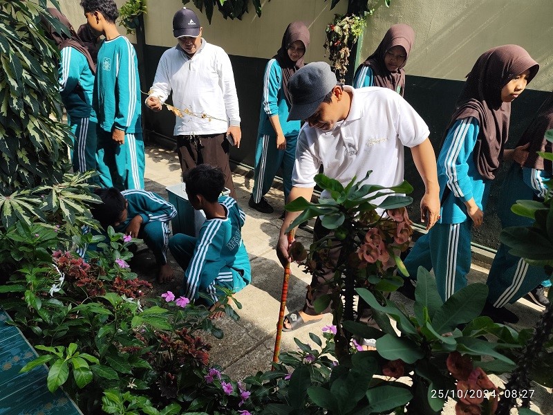 kegiatan jumat bersih bersama
