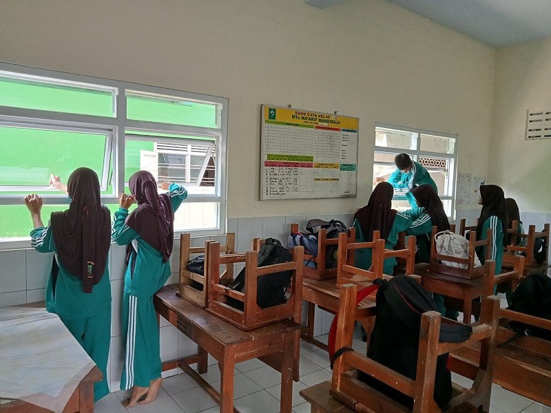 kegiatan jumat bersih bersama