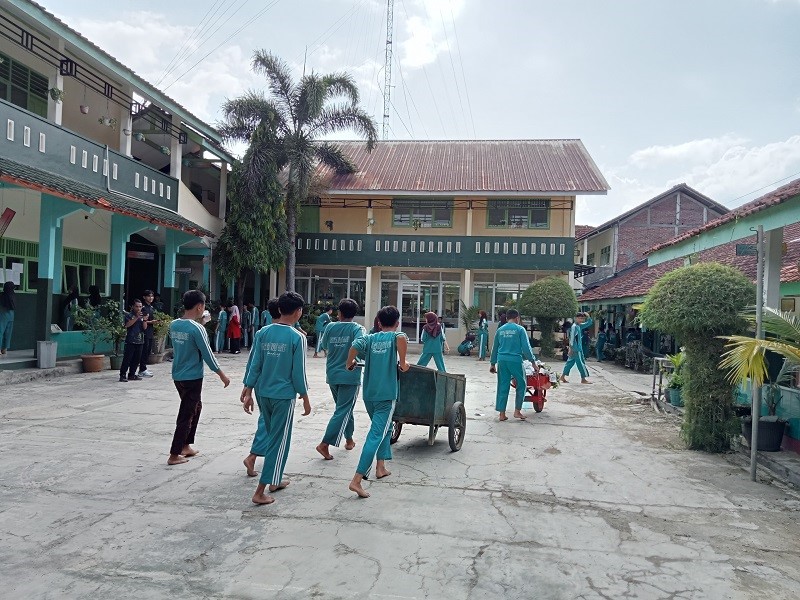 kegiatan jumat bersih bersama